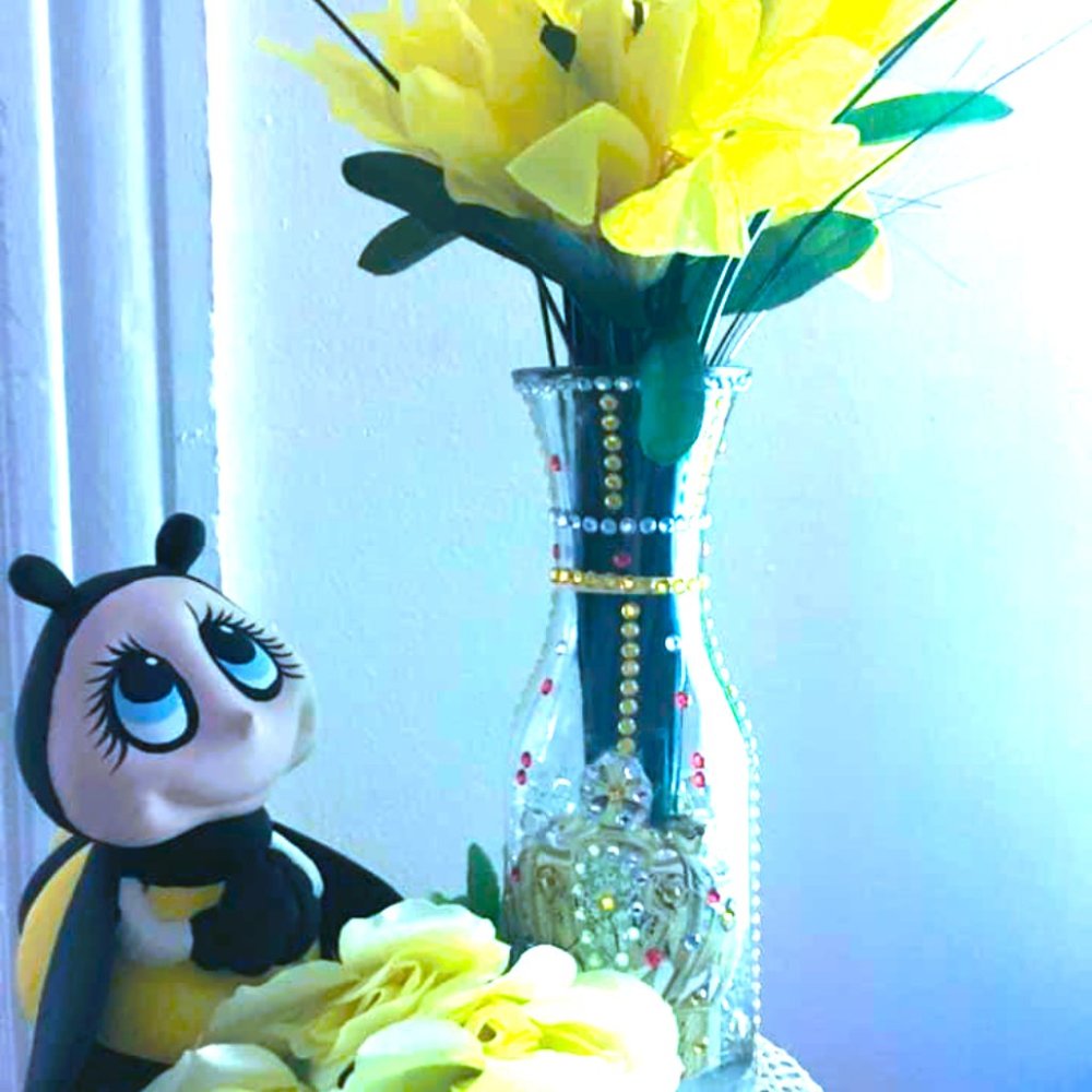 Heavenlee-Scent, Golden Crown flowery vase